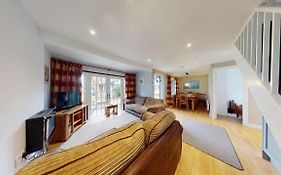 25 Tudor Court, Tolroy Manor